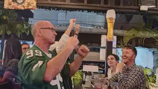 Aficionados a Los Eagles de Philadelphia acudieron a los bares de Playa del Carmen para seguir la transmisión del Super Bowl