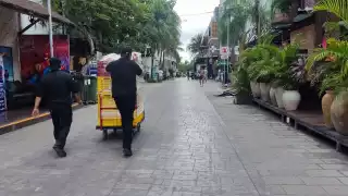 Las labores para mejorar la condición del piso tardaron sólo un día, ya que se retiraron los pedazos del adocreto y posteriormente vertieron cemento.