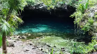 Cenote lleno de basura en Puerto Aventuras