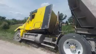 El conductor resultó ileso pero su unidad quedó en la hondonada