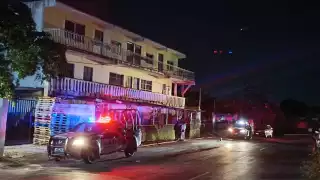 Bala perdida impacta a un hombre afuera de un bar de Cancún