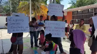 Hombres ingresan al kínder para fumar y beber en el comedor