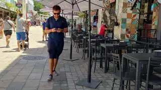 La música y turistas caminan por esta arteria este domingo sin ninguna preocupación