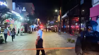 La balacera en el Bar The Roof, localizado en la Quinta Avenida de Playa del Carmen terminó con una persona muerta y varios heridos, entre ellos un turista alemán