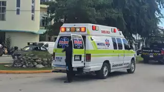 Mujer motociclista y una menor terminan lesionadas luego de ser impactadas por un auto en Tulum