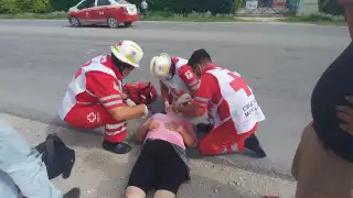 La mujer resultó con graves heridas tras caer en la carretera Escárcega-Villahermosa