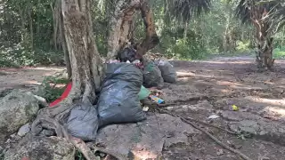 Denuncian contaminación por basura en el cenote Chiverito de Tulum