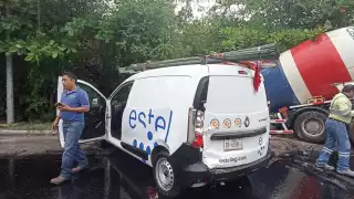 Los vehículos derraparon al estar el asfalto mojado