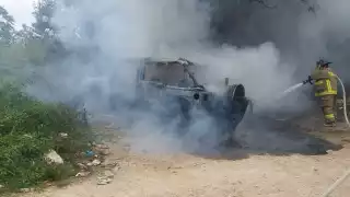 Camioneta de lujo termina completamente calcinada tras sufrir un incendio en Polígono Sur de Cancún