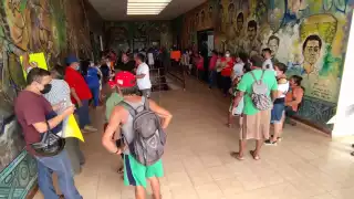 Los trabajadores empezaron a reunirse a las 8:30,  pero ya  las 9:30 de la mañana ingresaron al Palacio Municipal