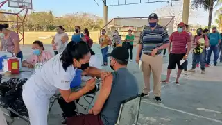 La jornada comenzó con 70 personas, pero luego aumentó a cerca de 100 habitantes que buscaban recibir su refuerzo anticovid