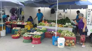 Los habitantes recurren a comprar en el tianguis de la colonia Luis Donaldo Colosio