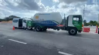 El chofer de la Van fue rescatado luego de quedar atrapado en el vehículo tras chocar en Playa del Carmen