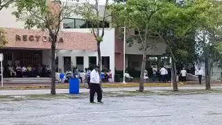 Los manifestantes continúan exigiendo el pago de sus quincenas