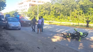 Accidente entre motociclista y un automóvil deja un lesionado en la avenida La Selva de Tulum