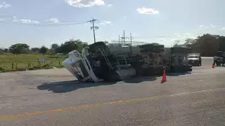 El tráiler quedó bloqueando la vía Escárcega-Villahermosa