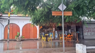 Día del Padre en Tulum inicia con lluvia, calles mojadas y baja actividad en comercios