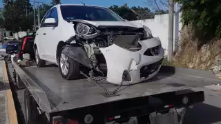 Choque entre dos vehículos deja cuantiosos daños en Campeche