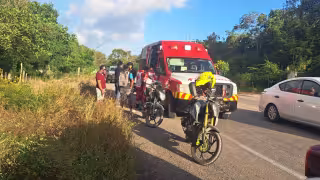 Joven choca con una camioneta en la carretera Tulum–Cobá y resulta lesionado