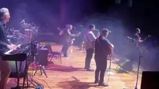 Las largas filas de gente se formaron en la puerta del Teatro de la Ciudad