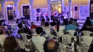 Campechanos disfrutan de una romántica velada