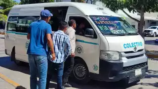 Usuarios se arriesgan a tomar una van a media calle.