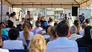 La misa se realiza en el cementerio de San Román