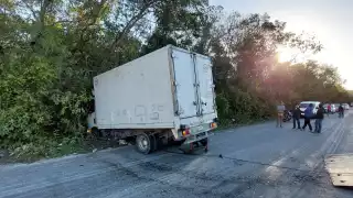 El vehículo que los impactó terminó en la maleza