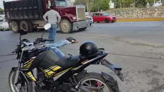 La lesionada permaneció tirada sobre la avenida Bonampak de Cancún en lo que llegaban los socorristas en la zona
