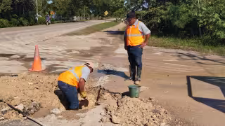 La fuga fue causada por el tránsito de vehículos pesados; personal de CAPA trabajó por cuatro horas