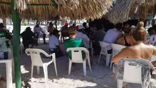 Varios aficionados se reunieron la playa en Progreso para ver el partido México vs Argentina
