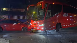 Accidente en Tulum: Señalan a autobús de ADO de chocar contra un automóvil