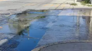 Los automovilistas y motociclistas que transitan por el sitio terminan de regar por toda la calle la contaminación