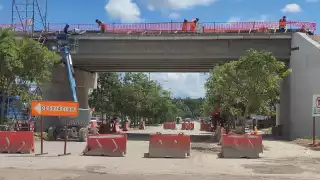 Al cerrar el carril de descenso hacia el centro y dividir una de las vías de la avenida CTM, se forma un “cuello de botella”