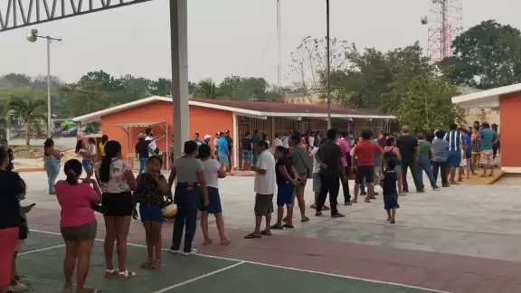 Las casillas ya han cerrado en Quintana Roo, pero aún hay gente dentro Las casillas ya han cerrado en Quintana Roo, pero aún hay gente dentro