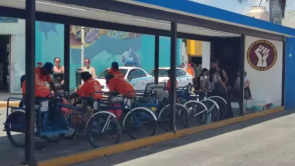 Primero fueron los taxistas y ahora los invaden touroperadores. 
