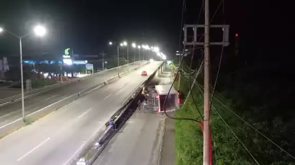 Cae tráiler cuando subía el puente vehicular en Puerto Aventuras Cae tráiler cuando subía el puente vehicular en Puerto Aventuras