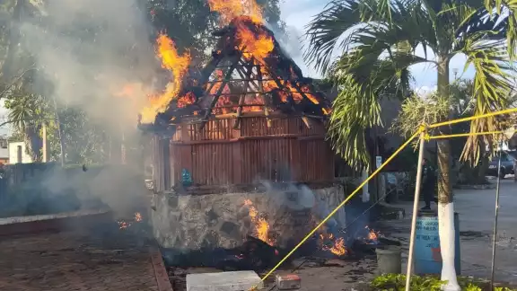 Se incendío una palapa en la via turística de Kantunilkín Se incendío una palapa en la via turística de Kantunilkín