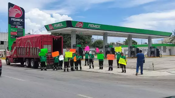 Cerca de 20 trabajadores se presentaron, con sus uniformes, para protestar por la apertura de la gasolinera Cerca de 20 trabajadores se presentaron, con sus uniformes, para protestar por la apertura de la gasolinera