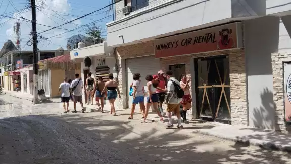 Turistas tendrán que ser retirados debido a los efectos Turistas tendrán que ser retirados debido a los efectos