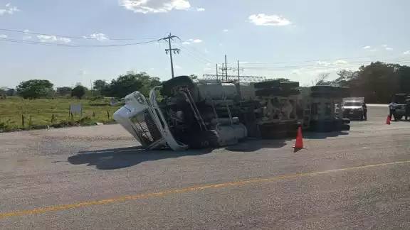 El tráiler quedó bloqueando la vía Escárcega-Villahermosa El tráiler quedó bloqueando la vía Escárcega-Villahermosa