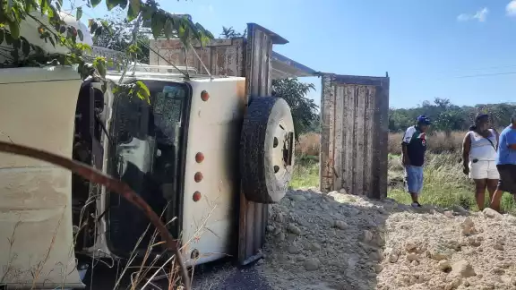 El conductor resultó ileso pese a lo aparatoso de la volcadura El conductor resultó ileso pese a lo aparatoso de la volcadura