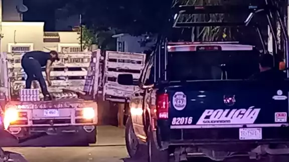 La policía se llevó varias latas de cerveza La policía se llevó varias latas de cerveza