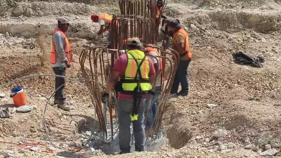La instalación de la carpeta asfáltica evitará que el agua desgaste nuevamente el suelo y genere otro derrumbe La instalación de la carpeta asfáltica evitará que el agua desgaste nuevamente el suelo y genere otro derrumbe