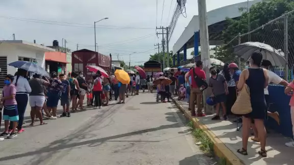 La fila en el acceso de la Unidad Deportiva de la colonia Colosio en Playa del Carmen, sede de la vacunación contra el COVID-19 de menores de cinco a 11 años, lució con más de mil personas