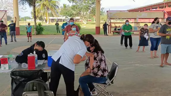Los 'cincuentones' de Kantunilkín indicaron que hicieron fila desde las 6:30 de la mañana para alcanzar su tercera dosis contra el COVID-19 Los 'cincuentones' de Kantunilkín indicaron que hicieron fila desde las 6:30 de la mañana para alcanzar su tercera dosis contra el COVID-19