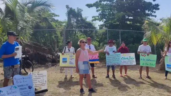 Afirman que al construir sanitarios, se contaminaría el mangle y cenote de la playa de la colonia Afirman que al construir sanitarios, se contaminaría el mangle y cenote de la playa de la colonia