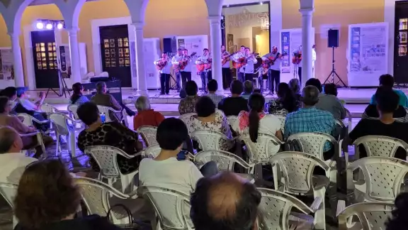 Campechanos disfrutan de una romántica velada Campechanos disfrutan de una romántica velada
