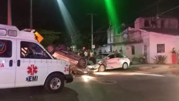 Al menos seis personas resultaron heridas, luego de que se registrará un accidente en las avenidas Andrés Quintana Roo y Chac Mool