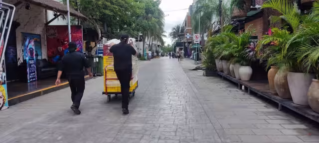 Las labores para mejorar la condición del piso tardaron sólo un día, ya que se retiraron los pedazos del adocreto y posteriormente vertieron cemento.